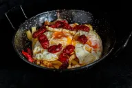 Huevos rotos con chistorra