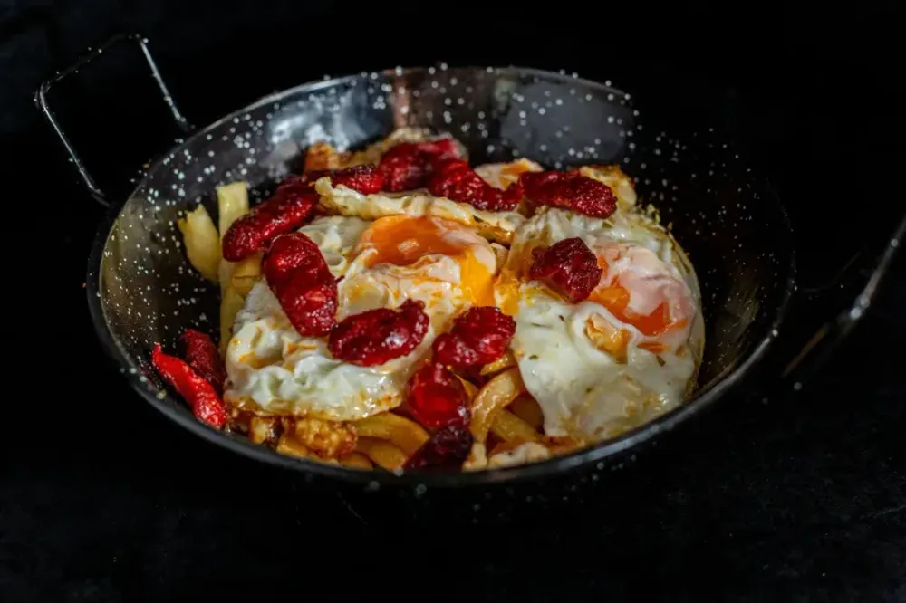 Huevos rotos con chistorra