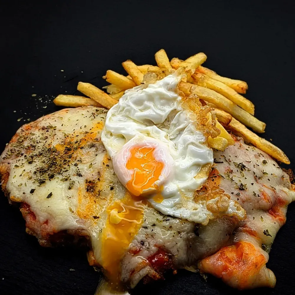 Suprema de pollo a la napolitana a caballo